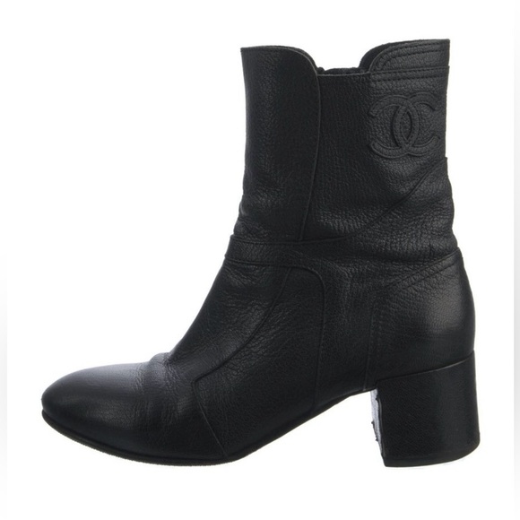Chanel Interlocking CC Logo Goat Leather Moto Boots
Women's Size: 10.5, IT40.5🖤 - Picture 3 of 12